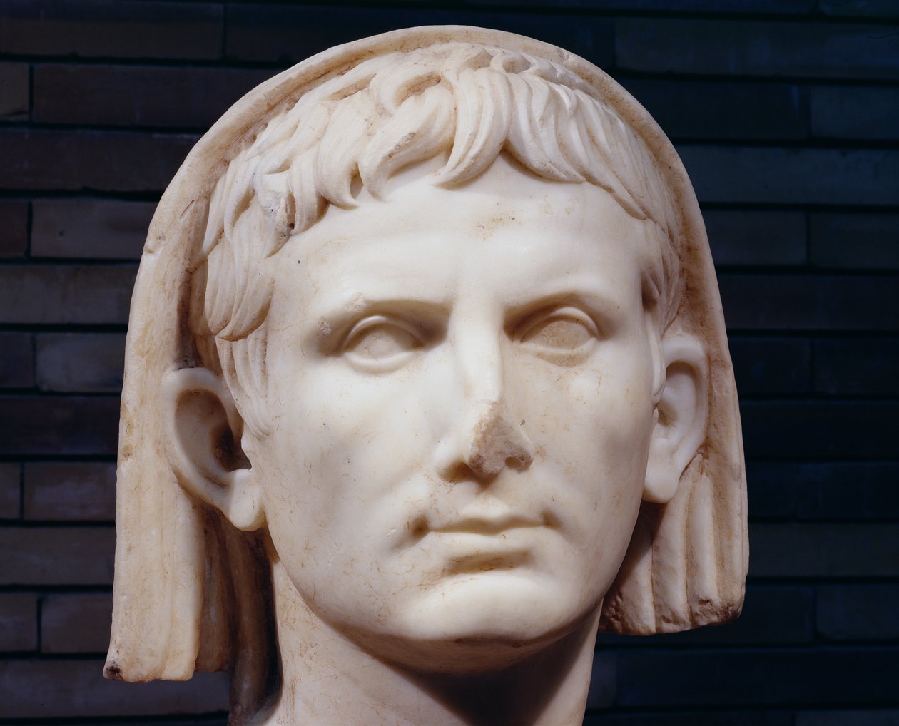 Kejsar Augustus beslöjade huvud i marmor detalj av 696582 av Roman