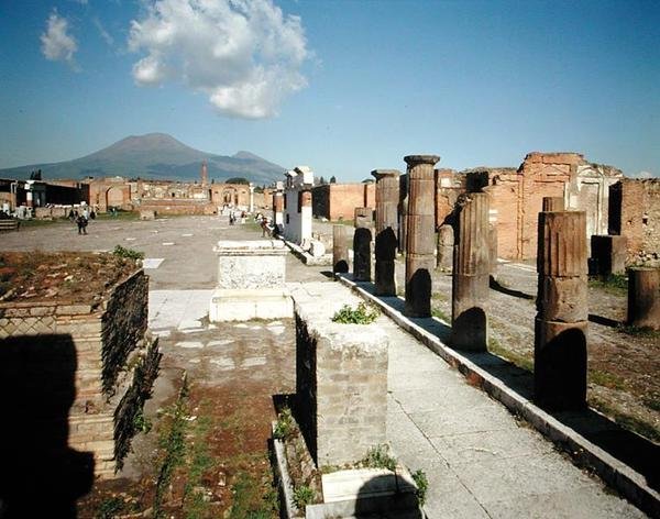 Utsikt över forumet med Vesuvius i bakgrunden av Roman