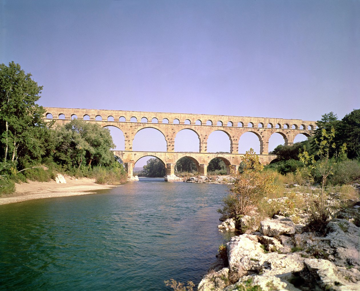 Utsikt över akvedukten, byggd c.19 f.Kr av Roman