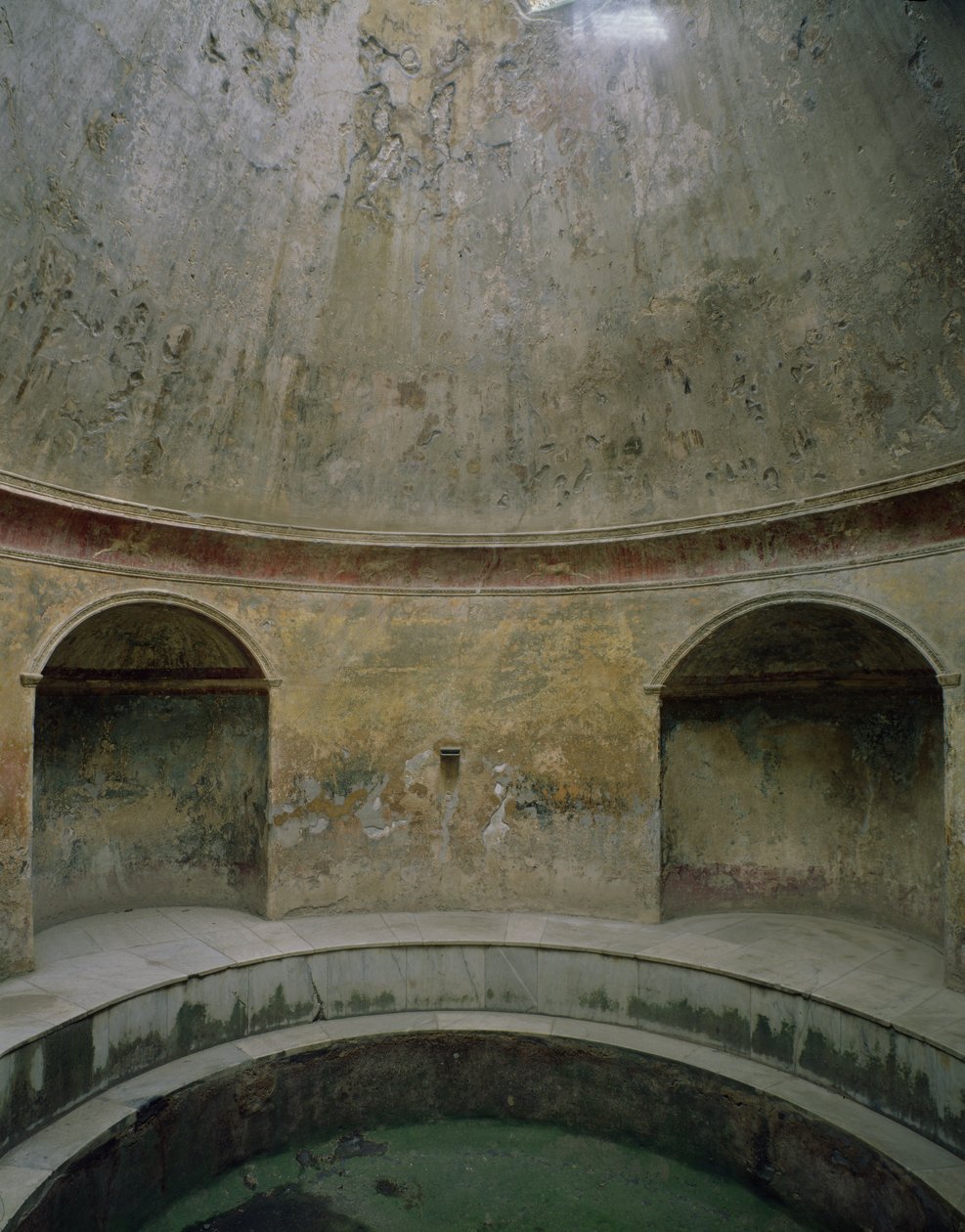 Utsikt över det inre av frigidarium vid Thermae of the Forum av Roman