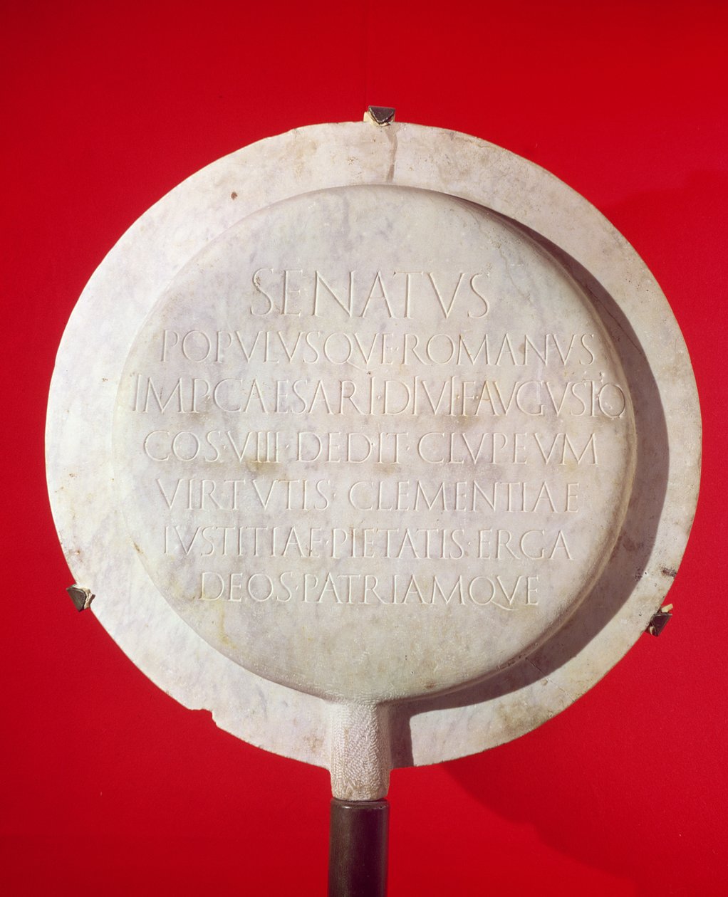 Votivsköld för att hedra Augustus (63-14 f.Kr.) 26 f.Kr. (marmor) av Roman