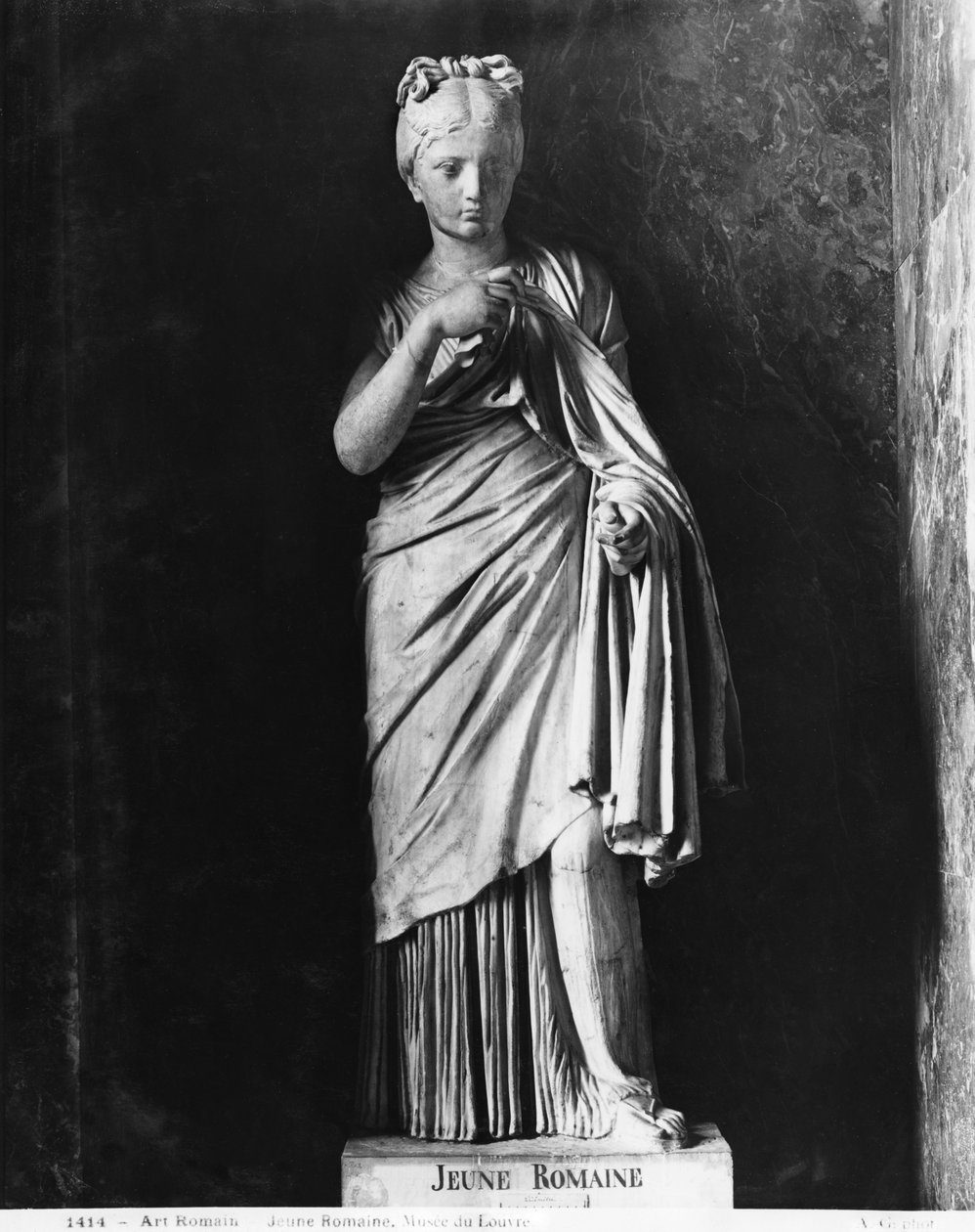 Ung romersk flicka (marmor) av Roman
