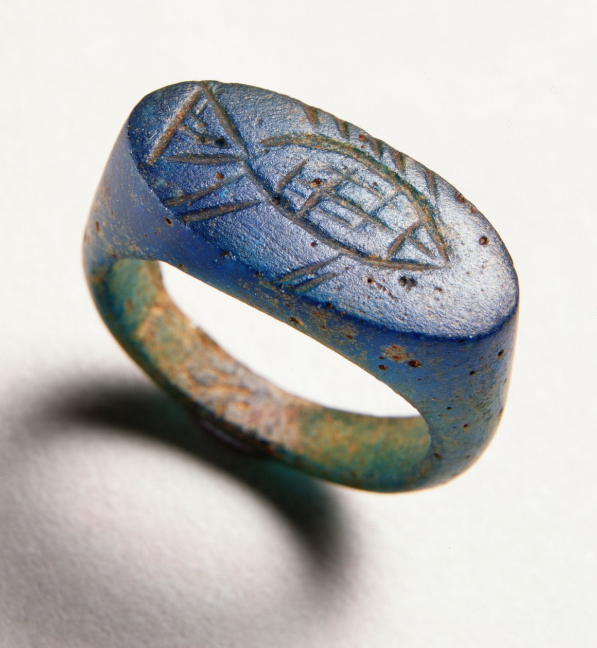 Fingerring med graverad fisk (blått glas) av Roman Period Egyptian