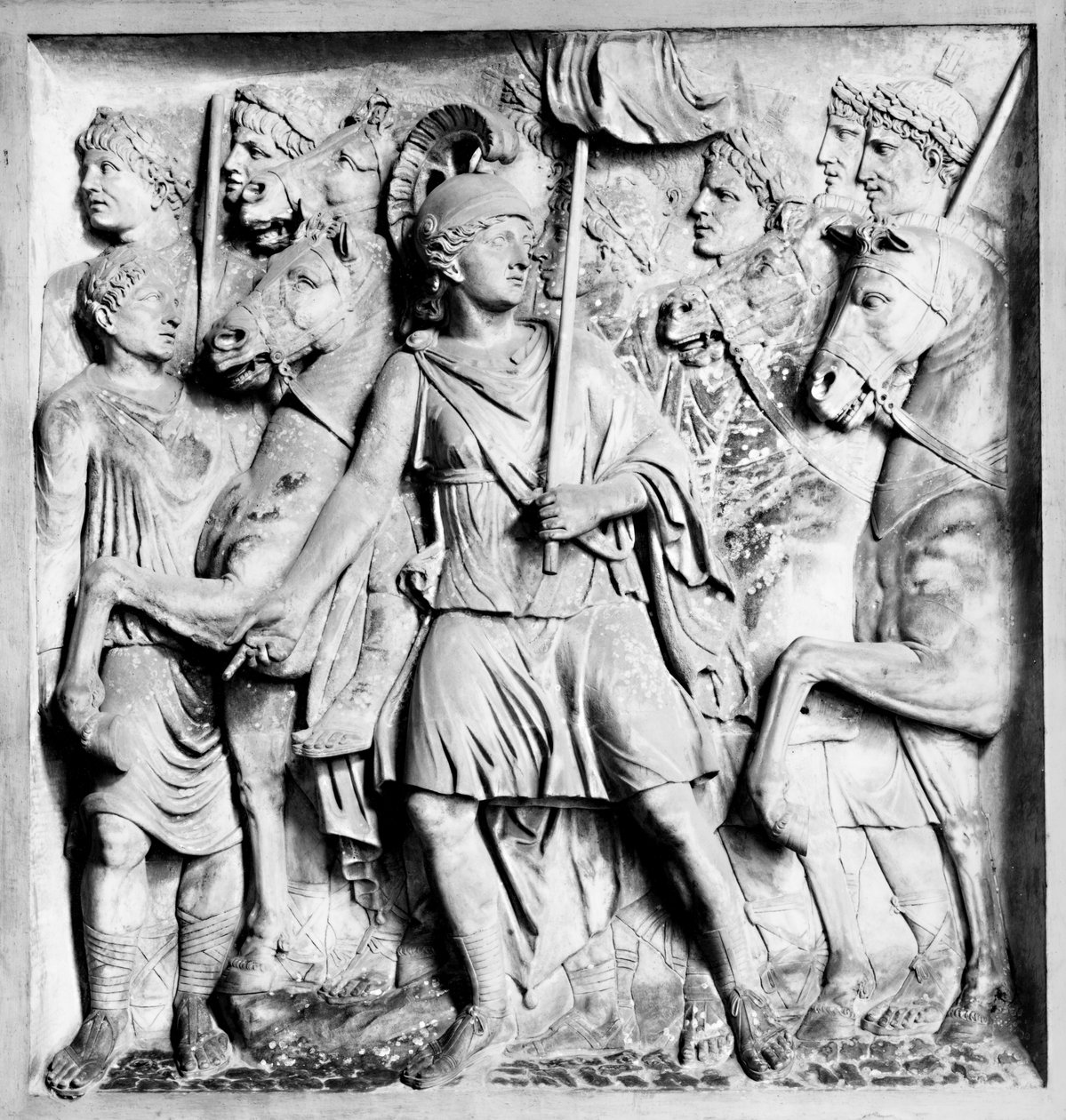 Fragment av en relief föreställande gudinnan Rom med krigare av Roman Roman