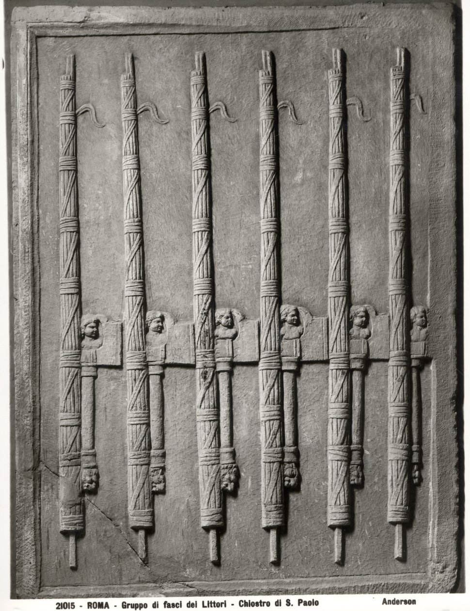 Relief föreställande en grupp lictors fasces av Roman Roman