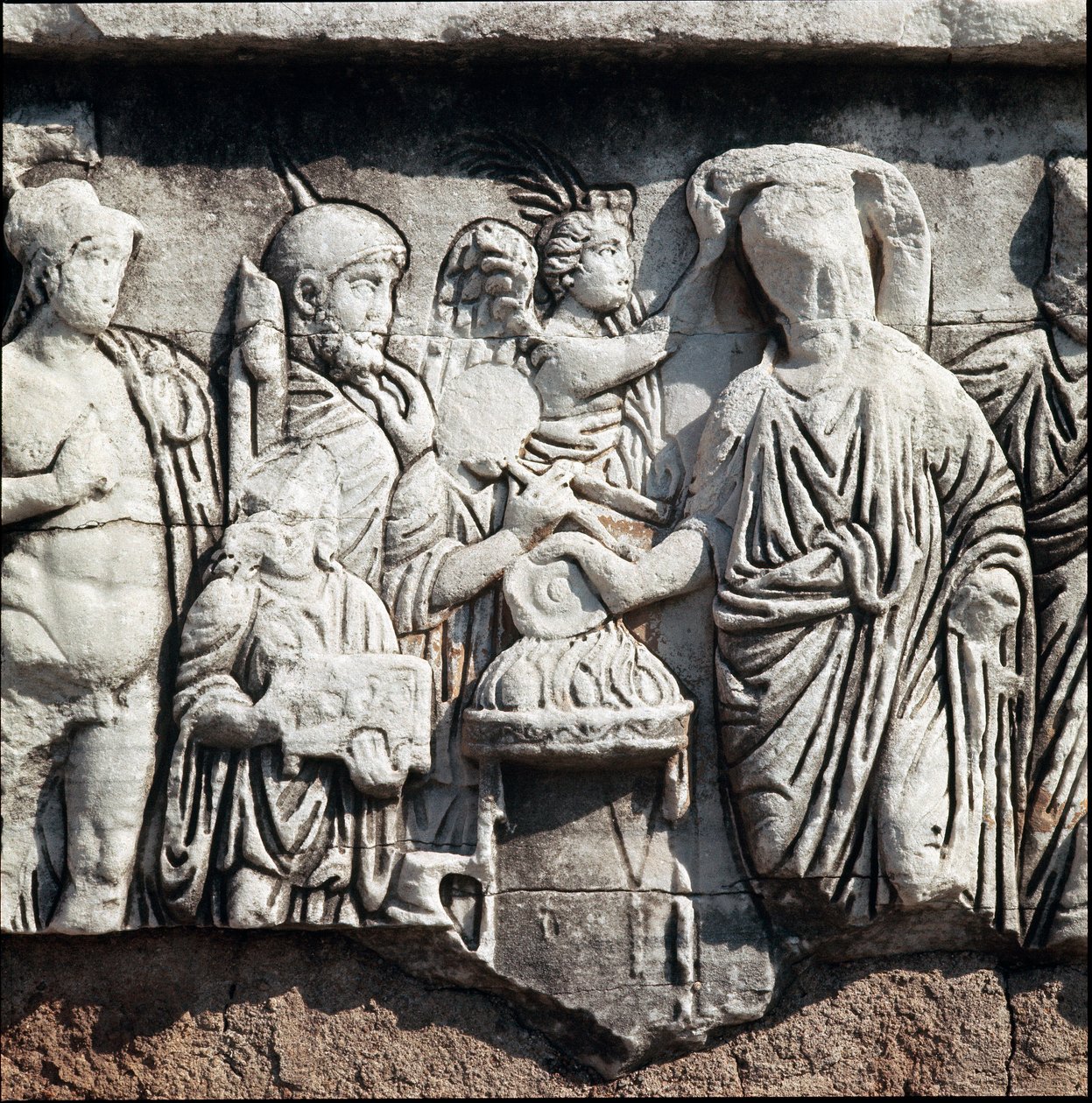 Ett decennalia av tetrarkin, som representerar en tetrarkkrona av en seger som gör en dricksoffer till guden Mars - Basrelief tillägnad generalen och politikern Stilicho (Flavius Stilicho eller Stiliccho, 360-408), baserad på en hederskolumn, Forum Romanum av Roman