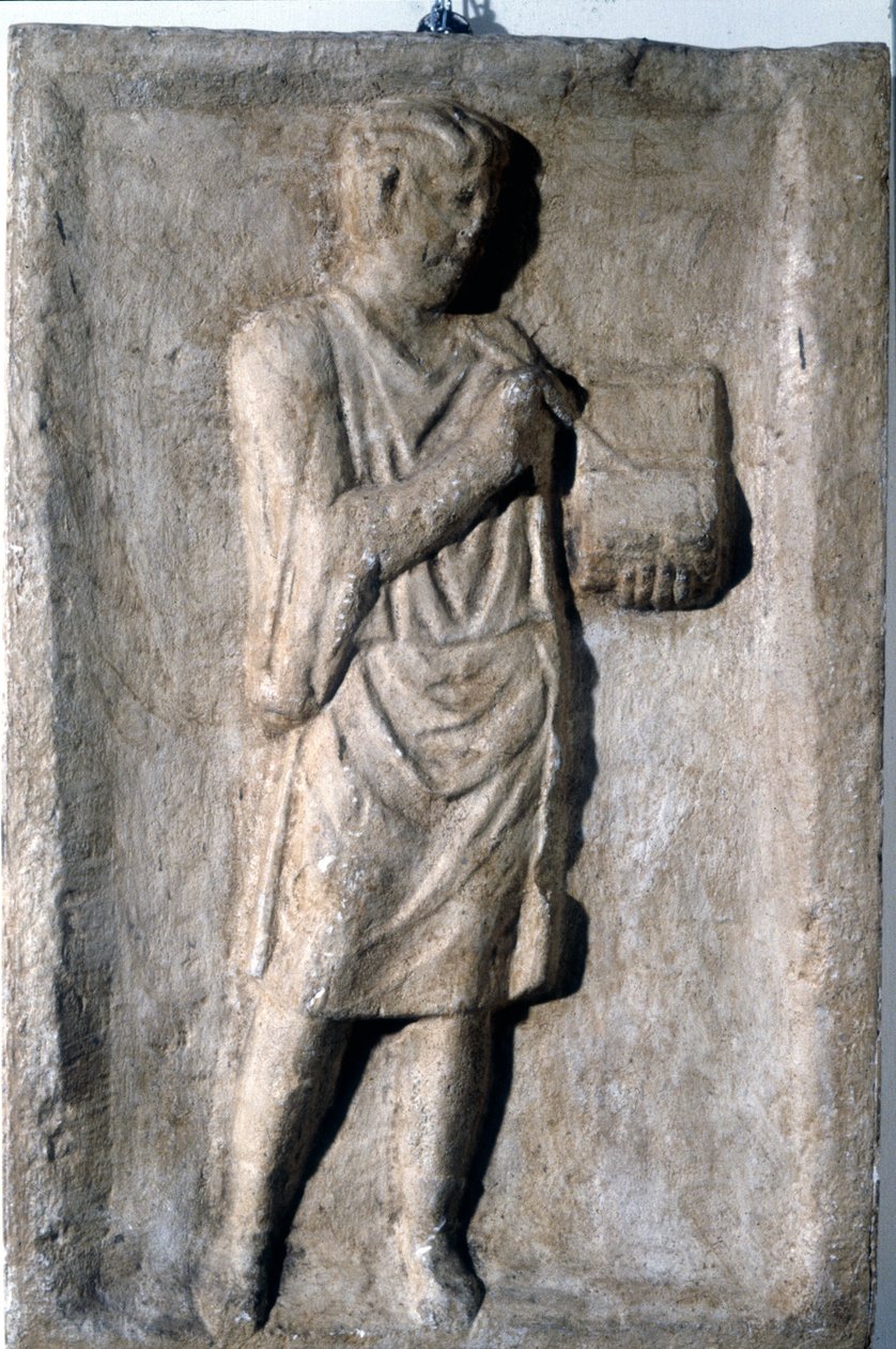 En man som skriver med en penna på en vaxtavla, romersk basrelief, 2:a-3:e århundradet. av Roman