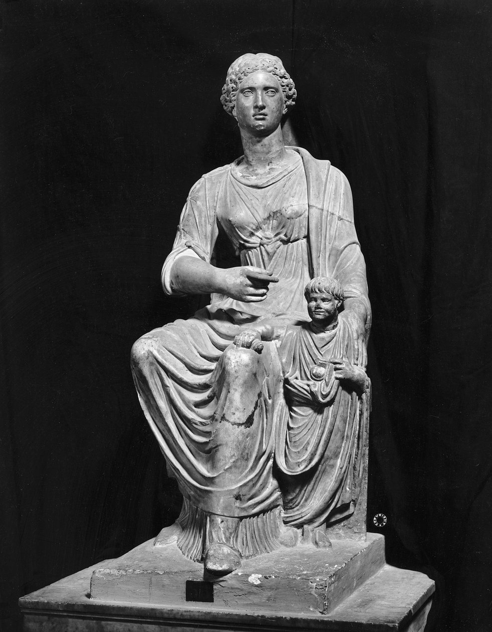Agrippina den yngre (15-59 e.Kr.) med sin son Nero (37-68 e.Kr.) (marmor) (s/v foto) av Roman