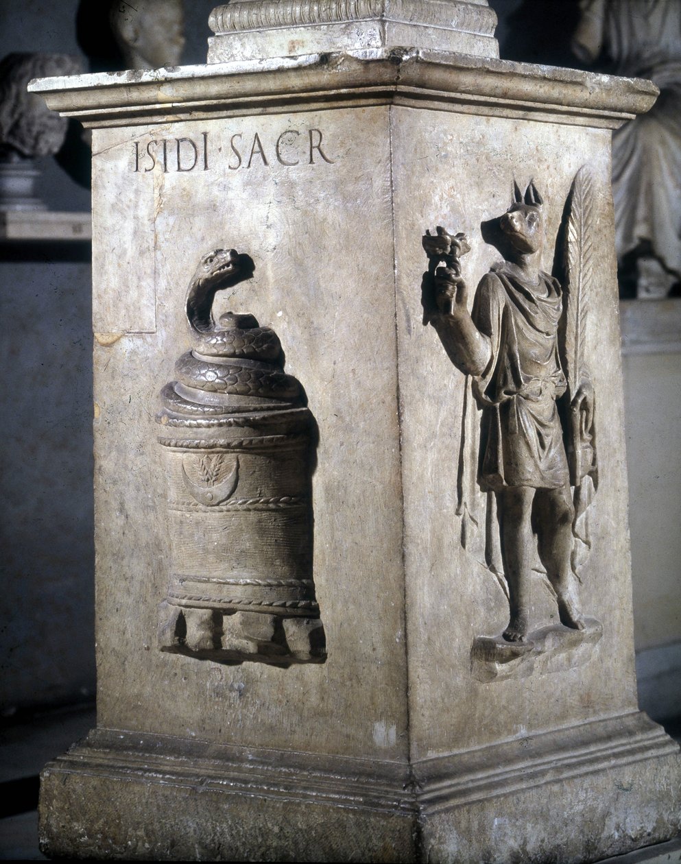 Altare tillägnat Isis. Vänster: mystisk sten med orm och höger: Anubis-Hermès. Orden "Iside Sacr" är ingraverade på ormen. 2:a århundradet. Musei Capitolini, Rom. av Roman