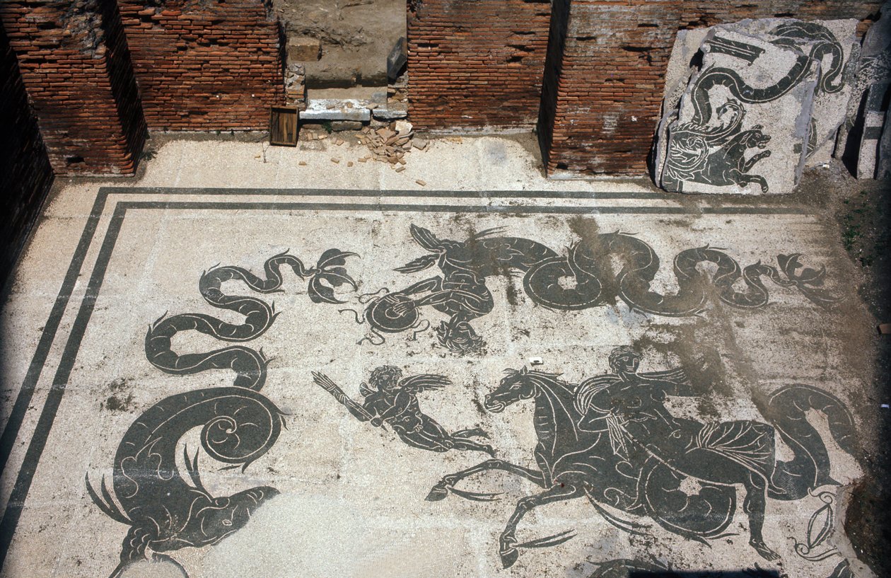 Forntida Ostia (Ostia). Place des Corporations. Mosaik av Sabratha Seafarers Corporation. Neptunus bad. av Roman