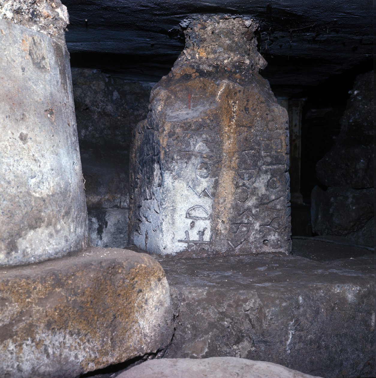 Antikens Rom, arkaisk period: tempel byggt under lapis niger (svart sten) i det romerska forumet och med en av de äldsta inskriptionerna på latin. 600-talet f.Kr. Italien av Roman