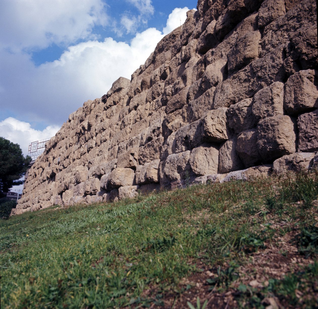 Antika Rom, arkaisk period: utsikt över ruinerna av den serbiska muren (murmålning serbisk), första inhägnad av staden Rom, byggd syster kung Servius Tullius. 600-talet f.Kr. Italien av Roman