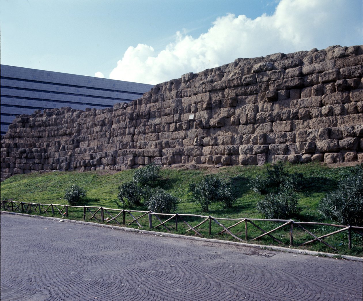 Antika Rom, arkaisk period: utsikt över ruinerna av den serbiska muren (murmålning serbisk), första inhägnad av staden Rom, byggd syster kung Servius Tullius. 600-talet f.Kr. Italien av Roman