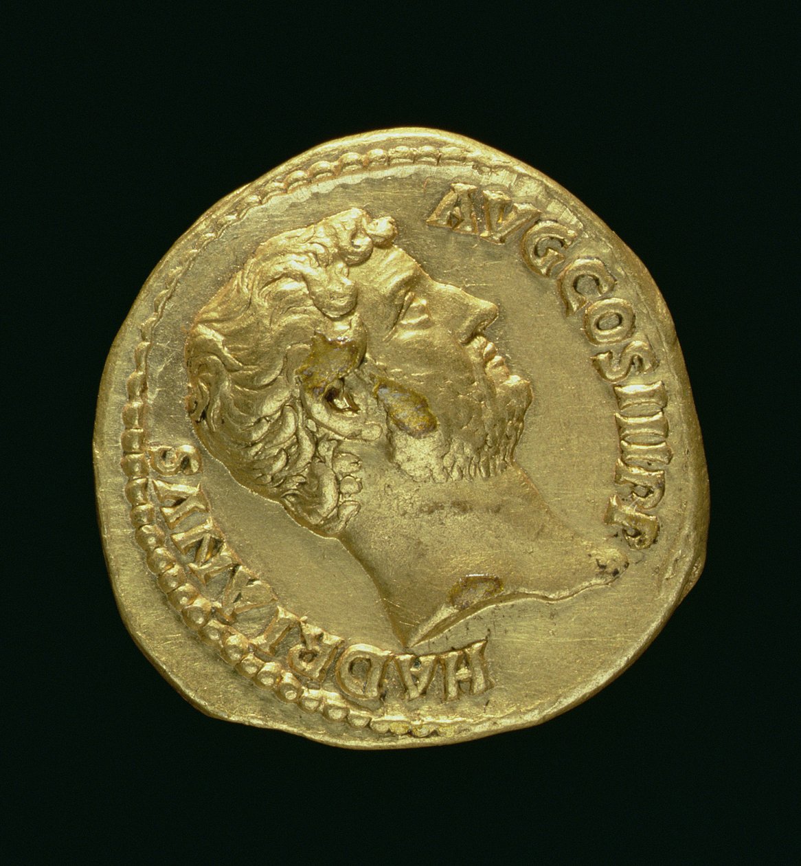 Aureus (framsidan) av Hadrianus (117 e.Kr.-138 e.Kr.) barhuvad. (guld) Inskription: HADRIANVS AVGUSTVS (för baksidan se 119153) av Roman