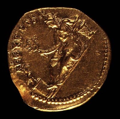 Aureus (omvänd) präglad av Hadrianus (AD 117-AD 138) föreställande AEGYPTOS (Egypten) liggande vänster. (guld) Inskription: AEGYPTOS (för framsidan se 119152) av Roman