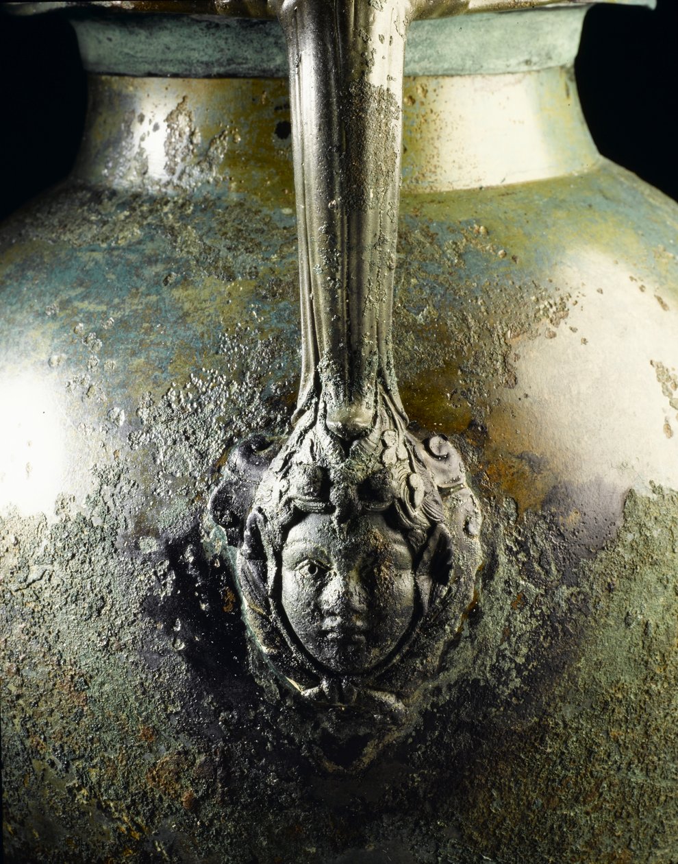 Bas på ett vinkannas handtag, föreställande Bacchus huvud, från den romerska platsen i Newstead, Melrose, sent 1:a århundradet e.Kr. (brons) (detalj från 193005) av Roman
