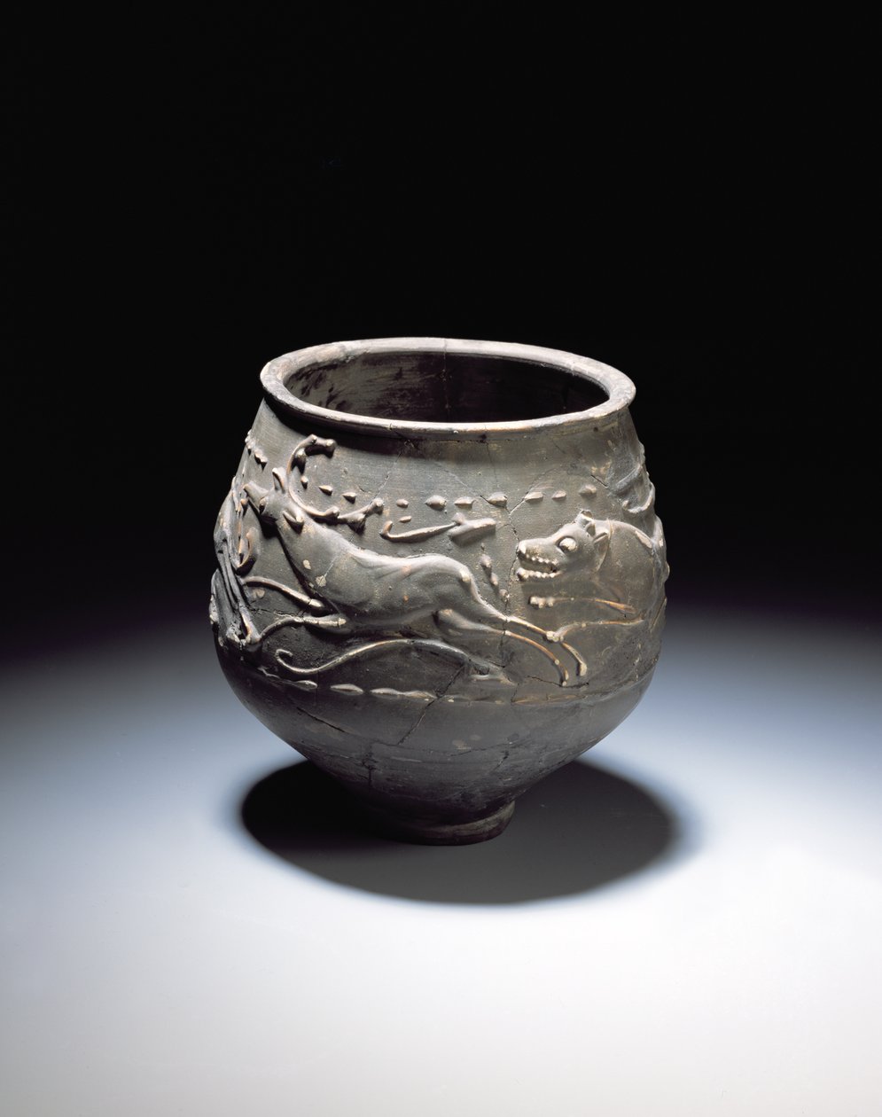 Bägare dekorerad med en jaktscen som visar hjort, hind och hundar, från den romerska platsen i Newstead, Melrose, AD 140-80 (färgbelagd fingods) av Roman