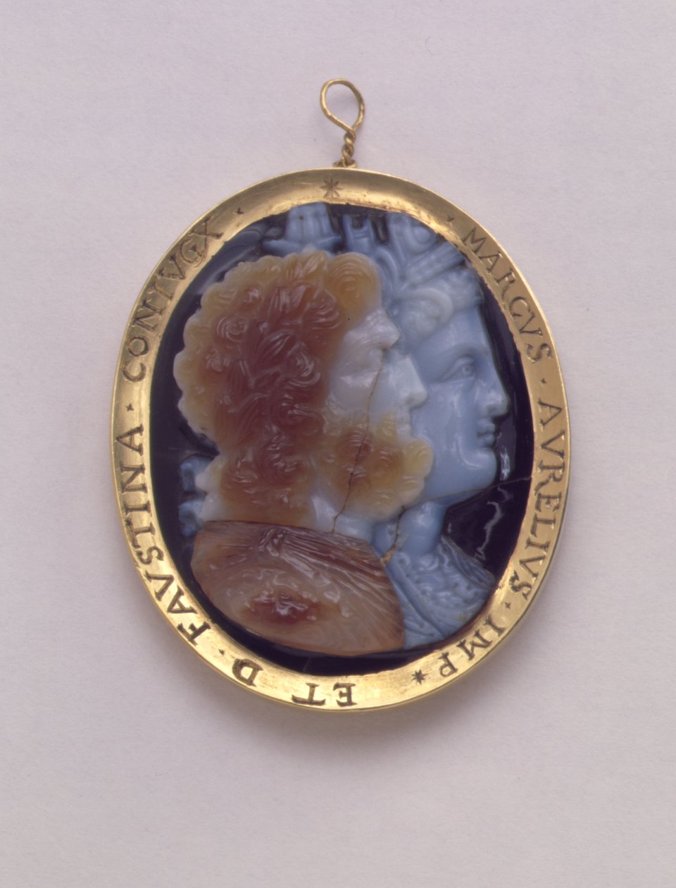 Kaméo, med bilder av Serapis och Isis, i guldram från 1500-talet med namnen på Marcus Antoninius och hans hustru Faustina (sardonyx). av Roman