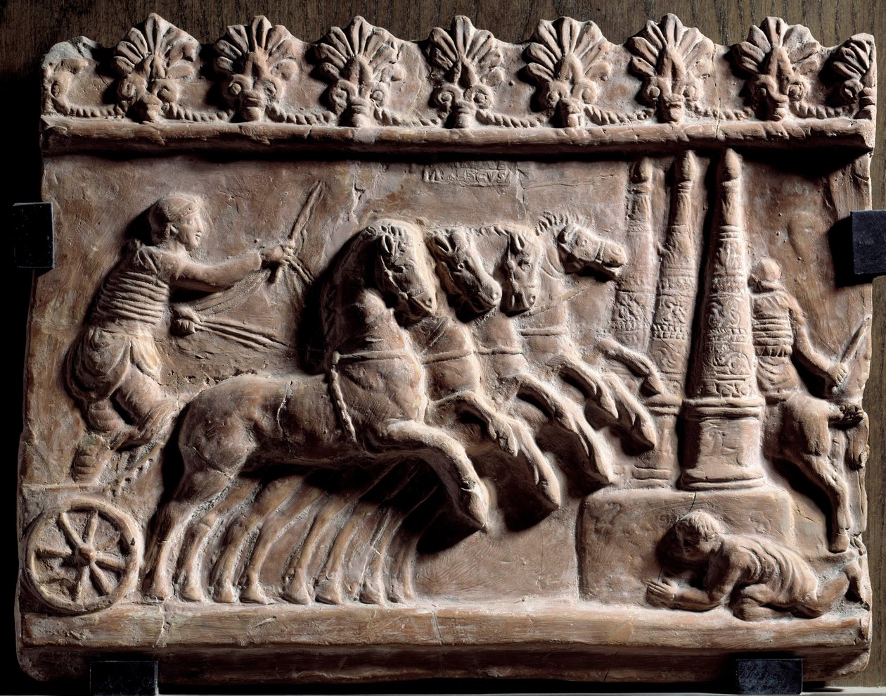Campana-relief: vagnrace (quadrige) och cirkusscen. 1:a århundradet efter JC. Terrakotta tallrik. Sön 0,32x0,39 m Paris, Louvren av Roman