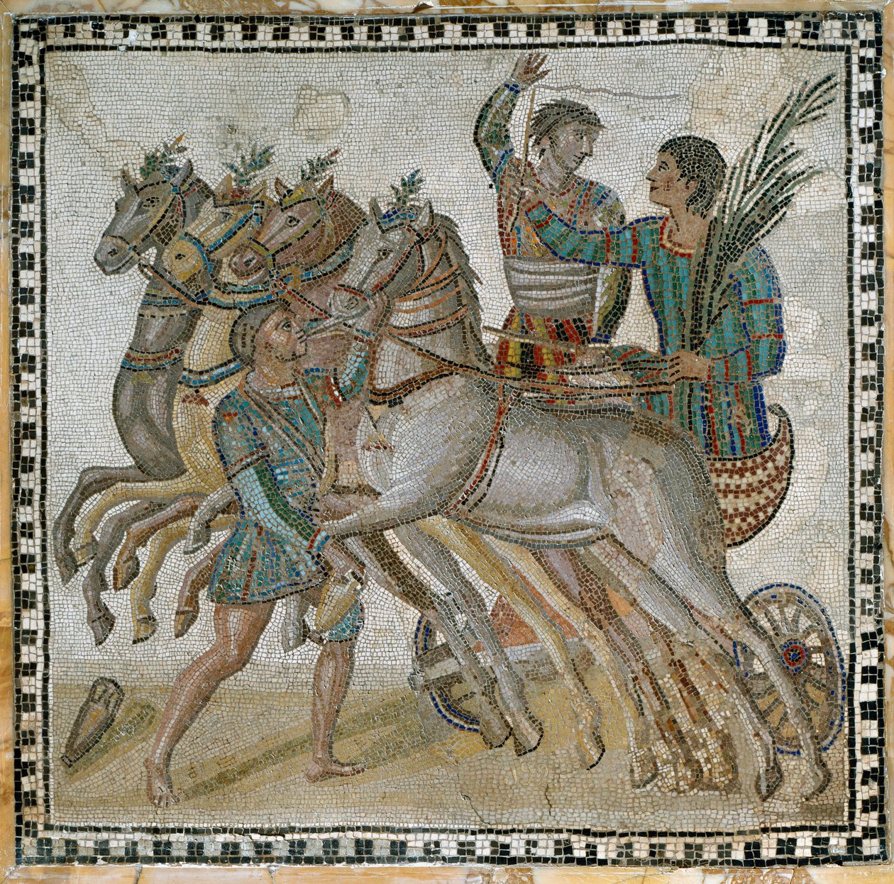 Vagn (quadriga) race med vagnförarna i startposition och en brudgum nära den vita hästen (i förgrunden) - Mosaik, 300-talet av Roman