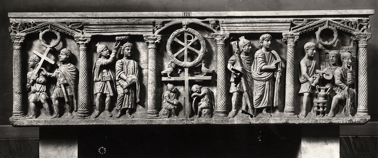Kristen sarkofag dekorerad med scener av Kristi passion inklusive arresteringen och Kristus före Pontius Pilatus, från katakomberna i St. Domitilla (marmor) (s/v foto) av Roman