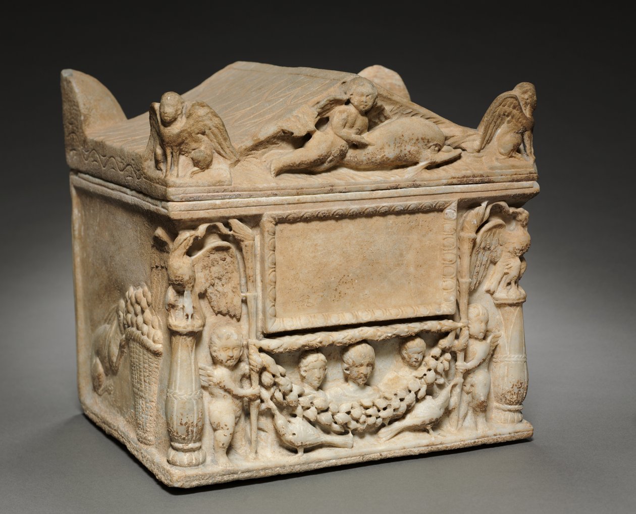 Cinerary box av Roman