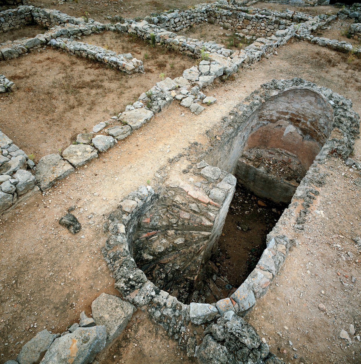 Cistern i den grekisk-romerska staden Ampurias (Empuries), 2:a århundradet f.Kr. (foto) av Roman