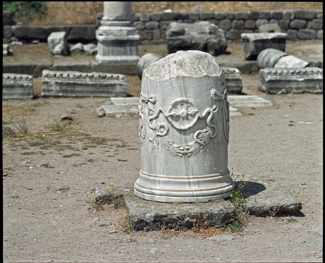 Kolonn dekorerad med symbolen för guden Asclepius. Asklepios helgedom (283 till 133 f.Kr.) av Roman