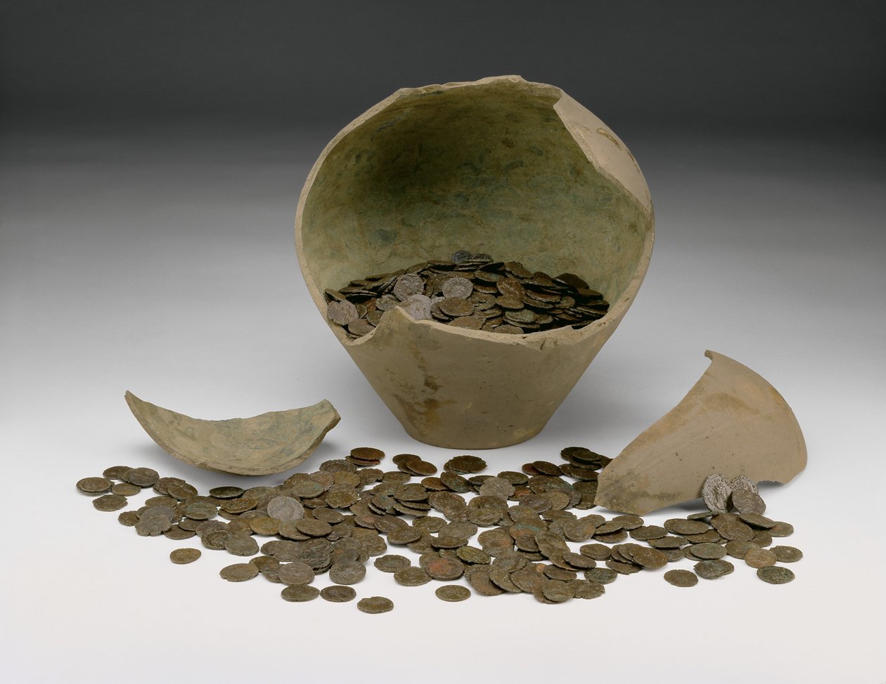 Komplett lokala romerska kejserliga myntförråd med burk, Chalgrove II-skatten, från Chalgrove, Oxfordshire (keramik och metall) av Roman