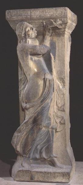 Dekorerad stenpelare med en bacchante som spelar dubbelflöjt, kopia av ett hellenistiskt original från Thessalonika av Roman