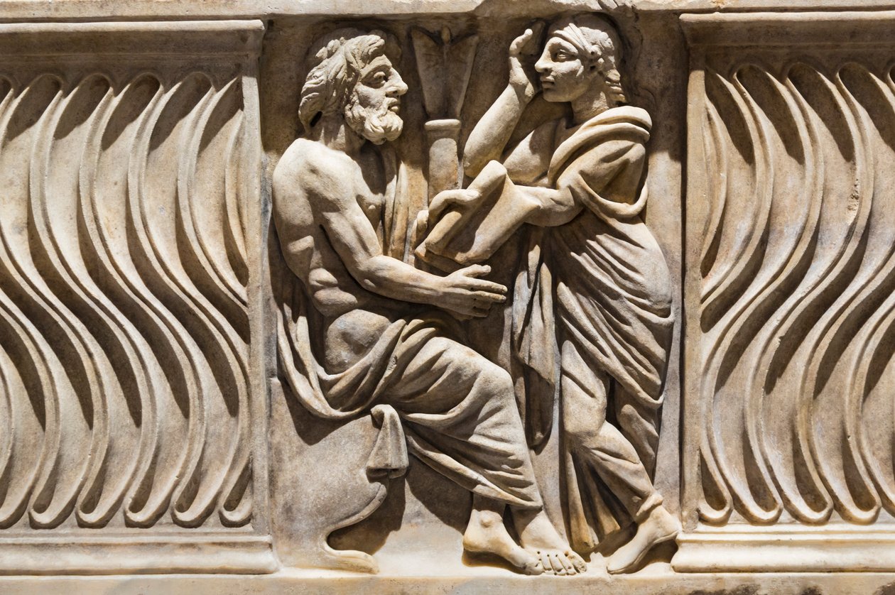 Dekoration på en sarkofag, bild av en filosof och musa (marmor) av Roman