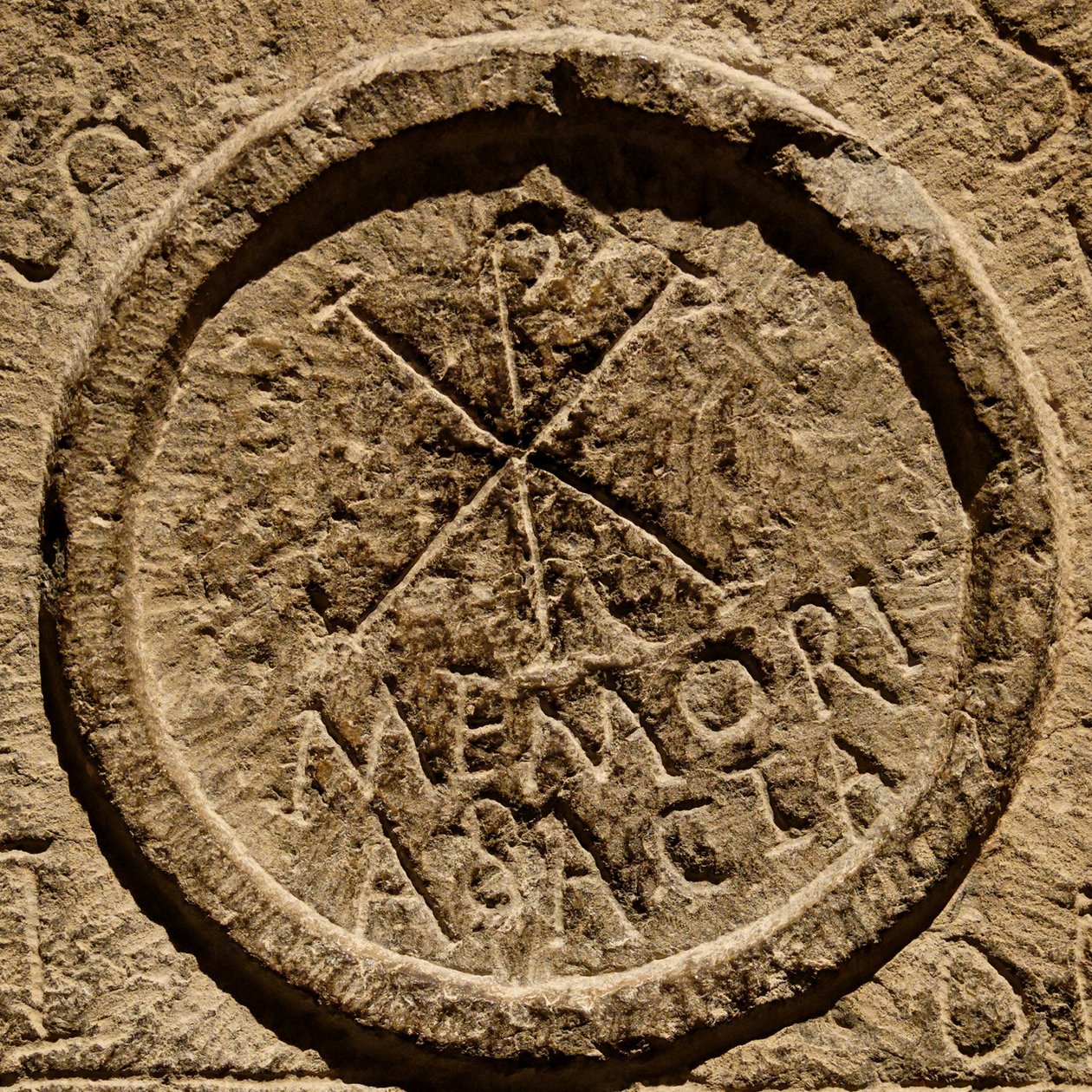 Detalj från en altarsten som visar en förkortning för Jesu Kristi namn, Nordafrika, ca 300-talet e.Kr. av Roman