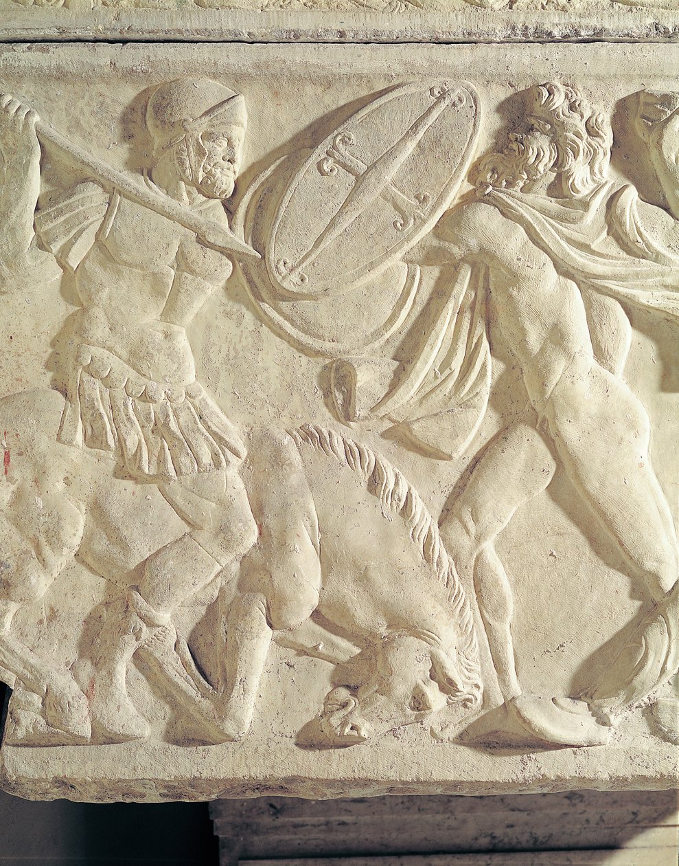 Detalj av en sarkofag som föreställer en romersk soldat som slåss mot en galatisk sten av Roman