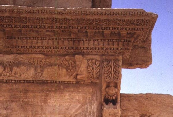 Detalj av en entablatur dekorerad med porträttbyster, romersk, 2:a århundradet (foto) av Roman
