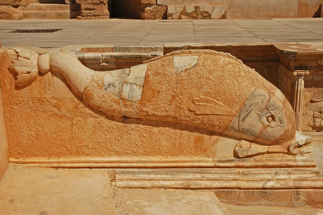 Delfinristning, basrelief på den romerska teaterns proscenium, Sabratha, Libyen, 200-talet e.Kr. av Roman