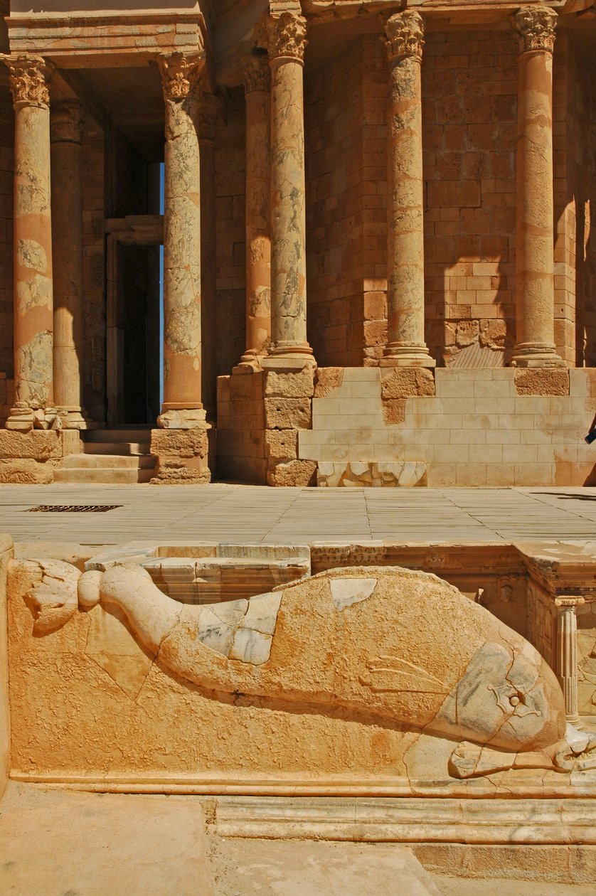 Delfinristning framför scenen, Sabratha, Libyen, c.190 e.Kr av Roman