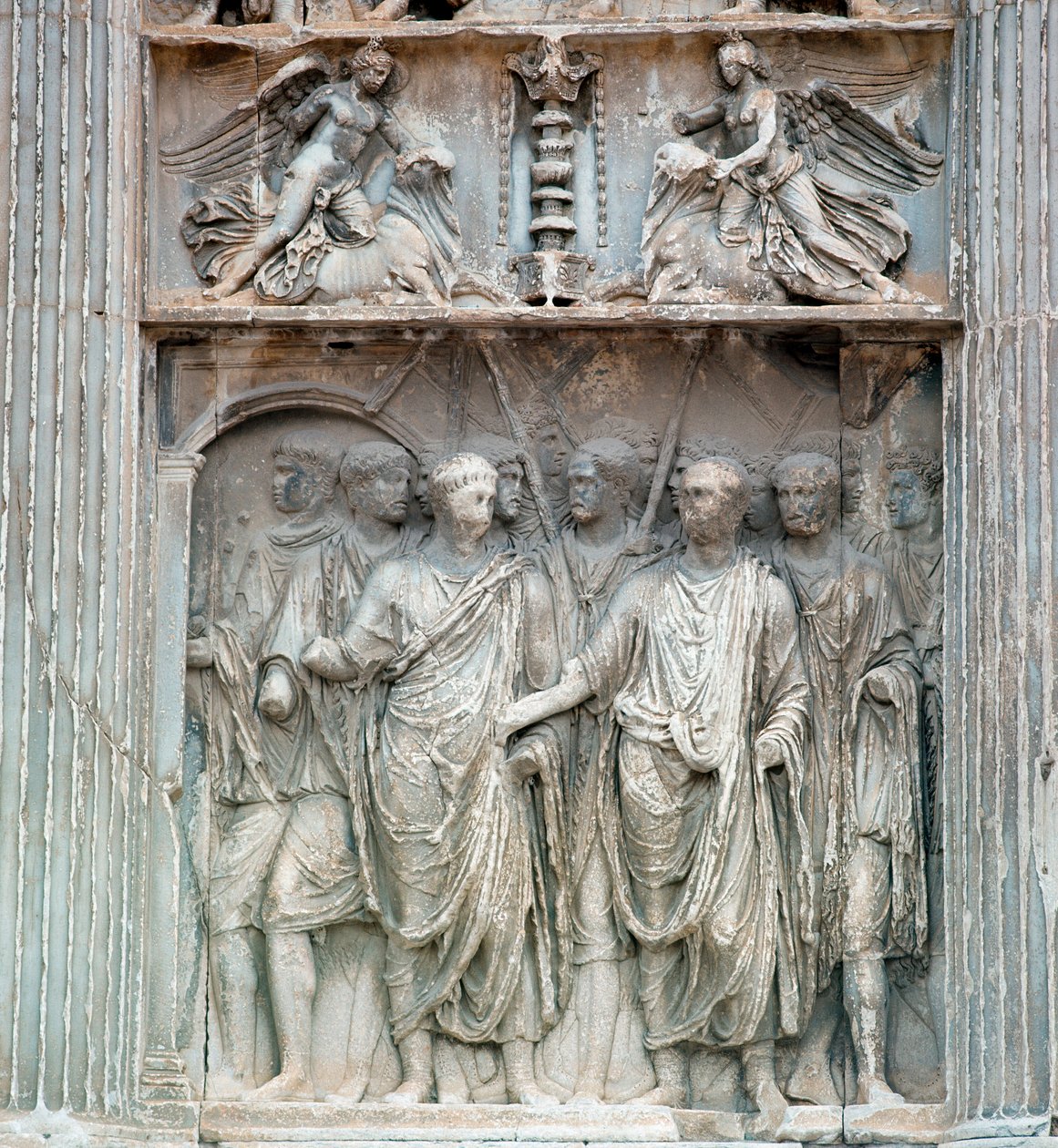 Kejsar Trajanus (Traianus eller Trajanus) (53-120) går till forumet när han återvände från Tyskland år 99 e.Kr. av prefekten av staden Rom. Låg lättnad. Benevento, Arco Trajan ©Luisa Ricciarini/Leemage av Roman