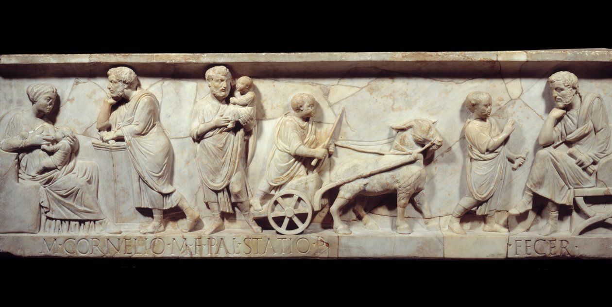 Fragment av Marcus Cornelius Statius sarkofag Omkring 150 e.Kr. - Antikens Rom: Ansikte av en romersk sarkofag. Scen av livet för ett barn som växer från födsel till lärande. Paris, Louvren av Roman