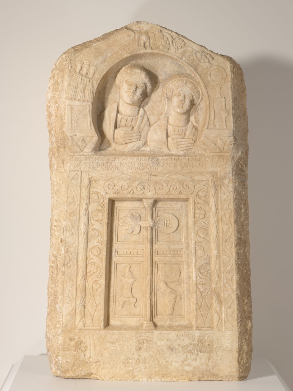 Begravningsstela för prästen Dionysios och hans fru, Tertia, c.240-260 (marmor) av Roman