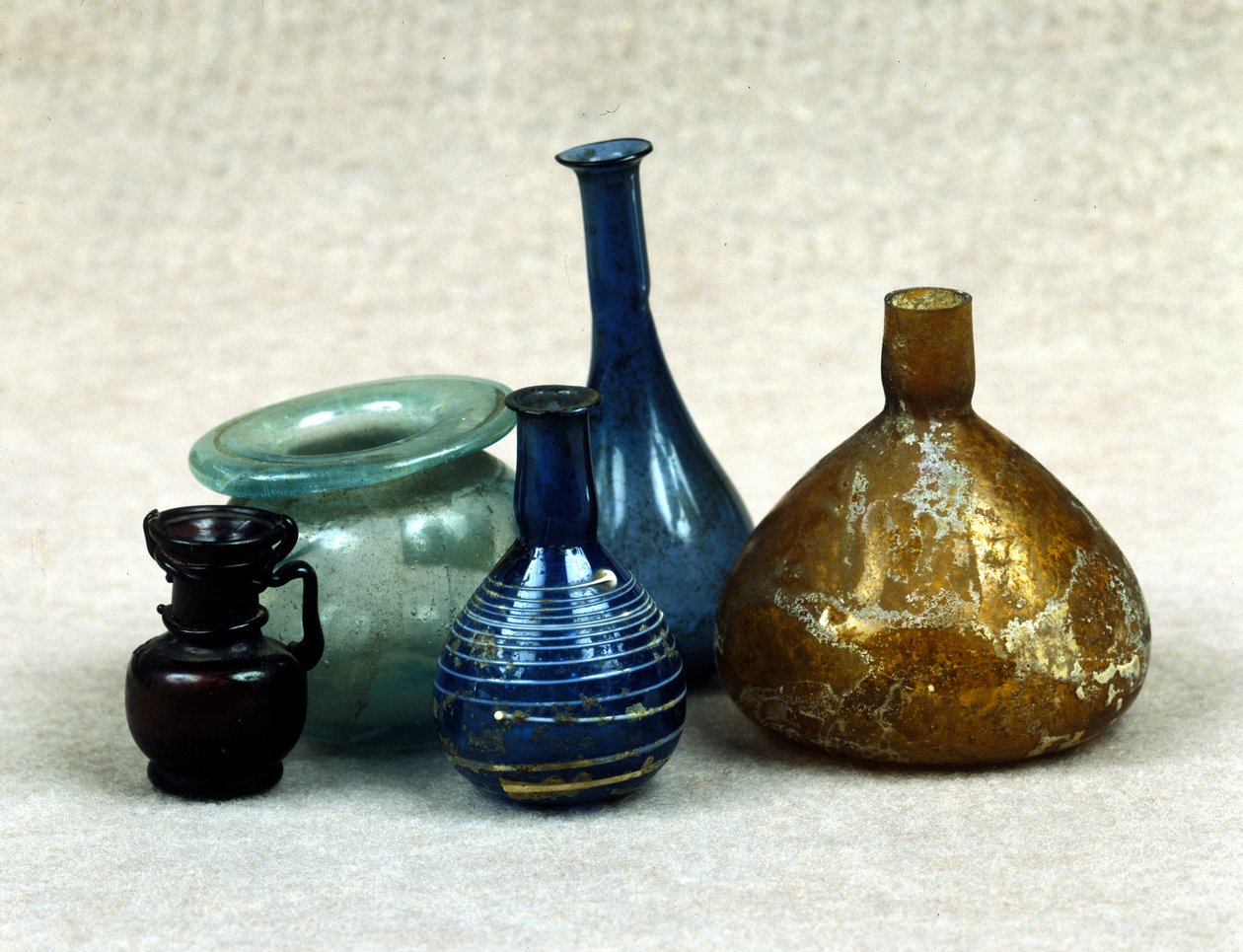 Glasflaskor och flaskor som innehåller parfymer, balsam och salvor. romersk tid. 1:a århundradet e.Kr. JC. av Roman