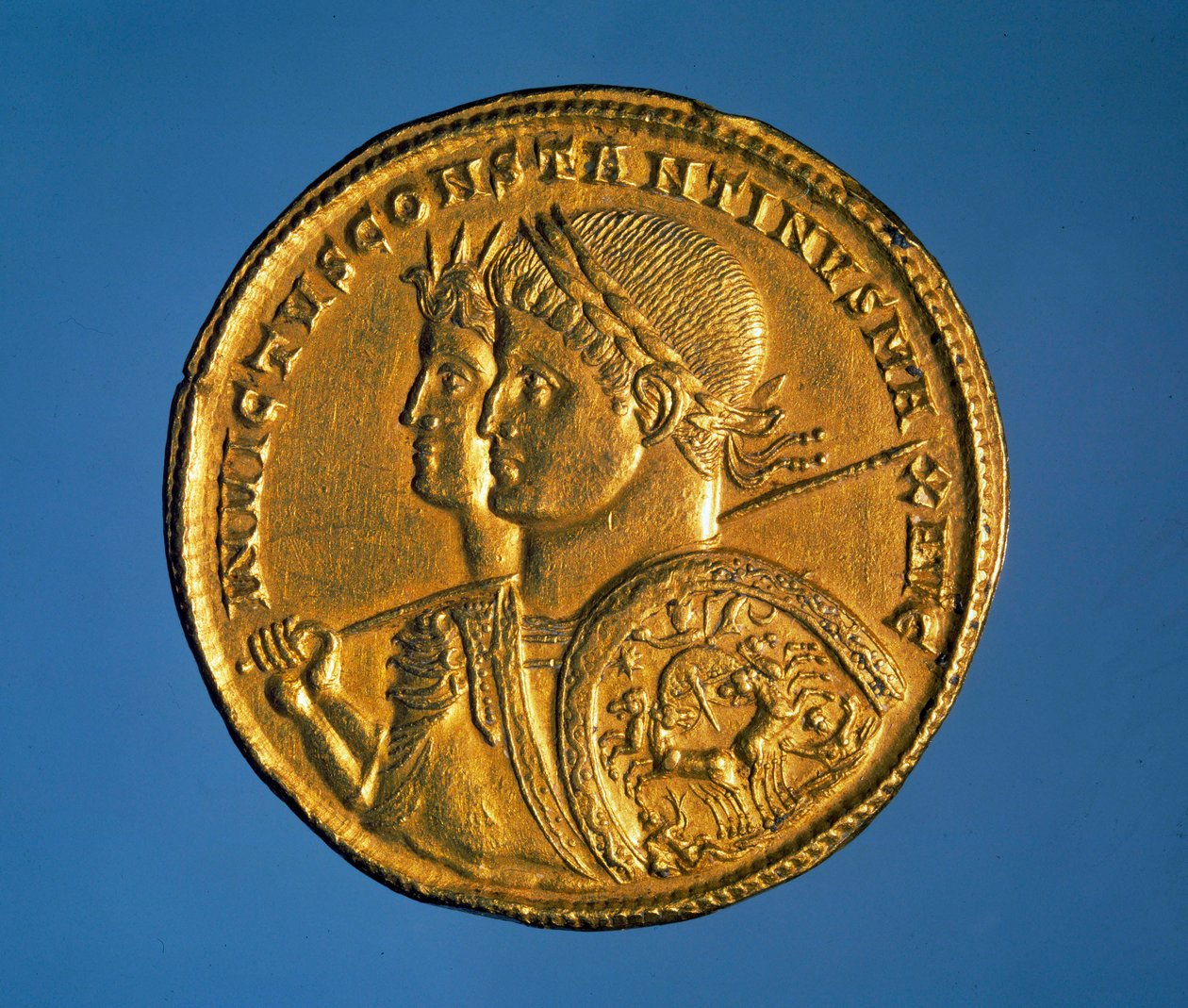 Solid guldmynt med kejsar Konstantin I den stores bild (280-337) av Roman