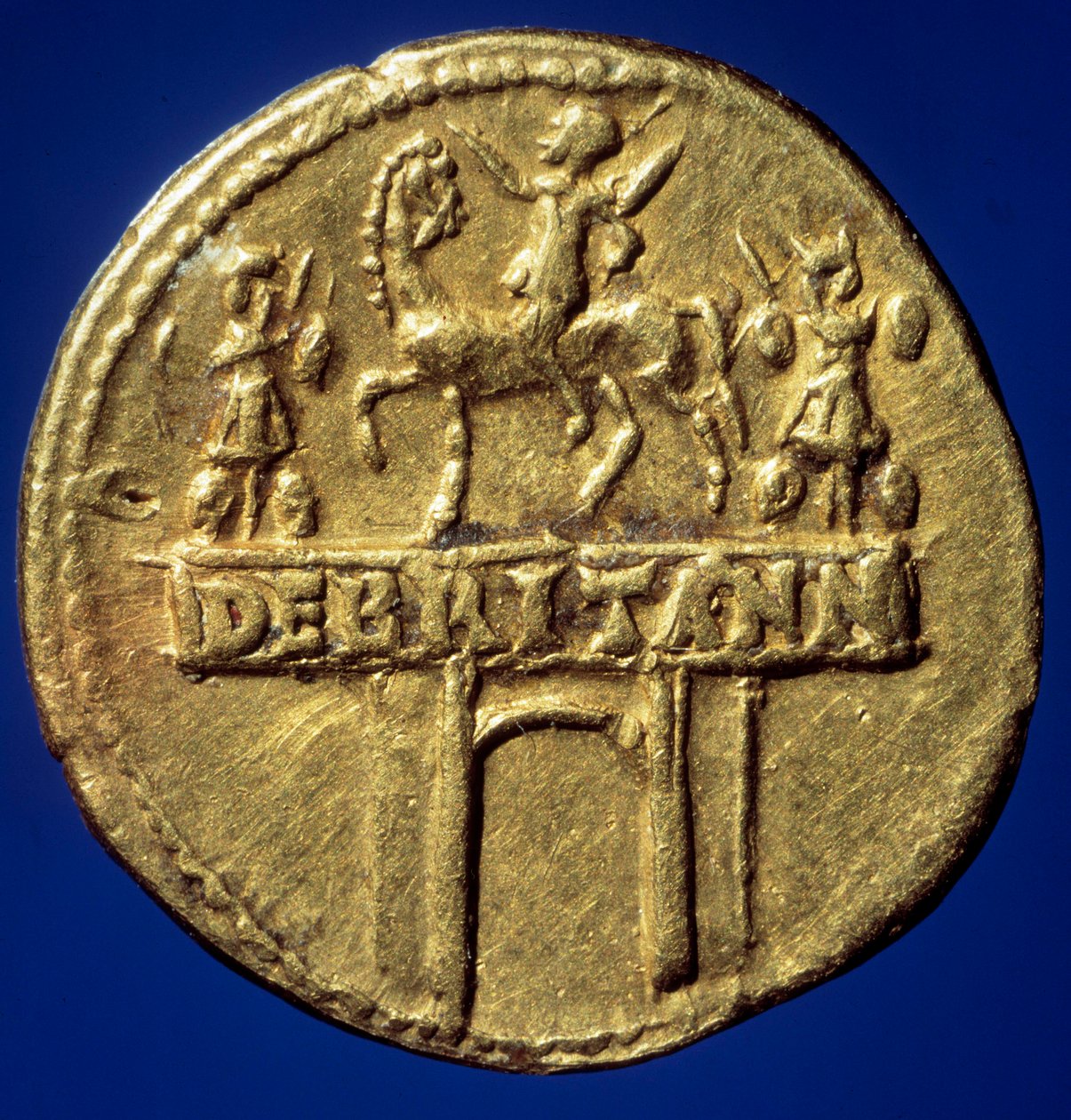 Guldmyntbåge som representerar triumfbågen av kejsar Claude I (10-54) (Tiberius Claudius Nero Drusus eller Germanicus) som påminner om hans segrar i Bretagne”” Paris, B.N. av Roman