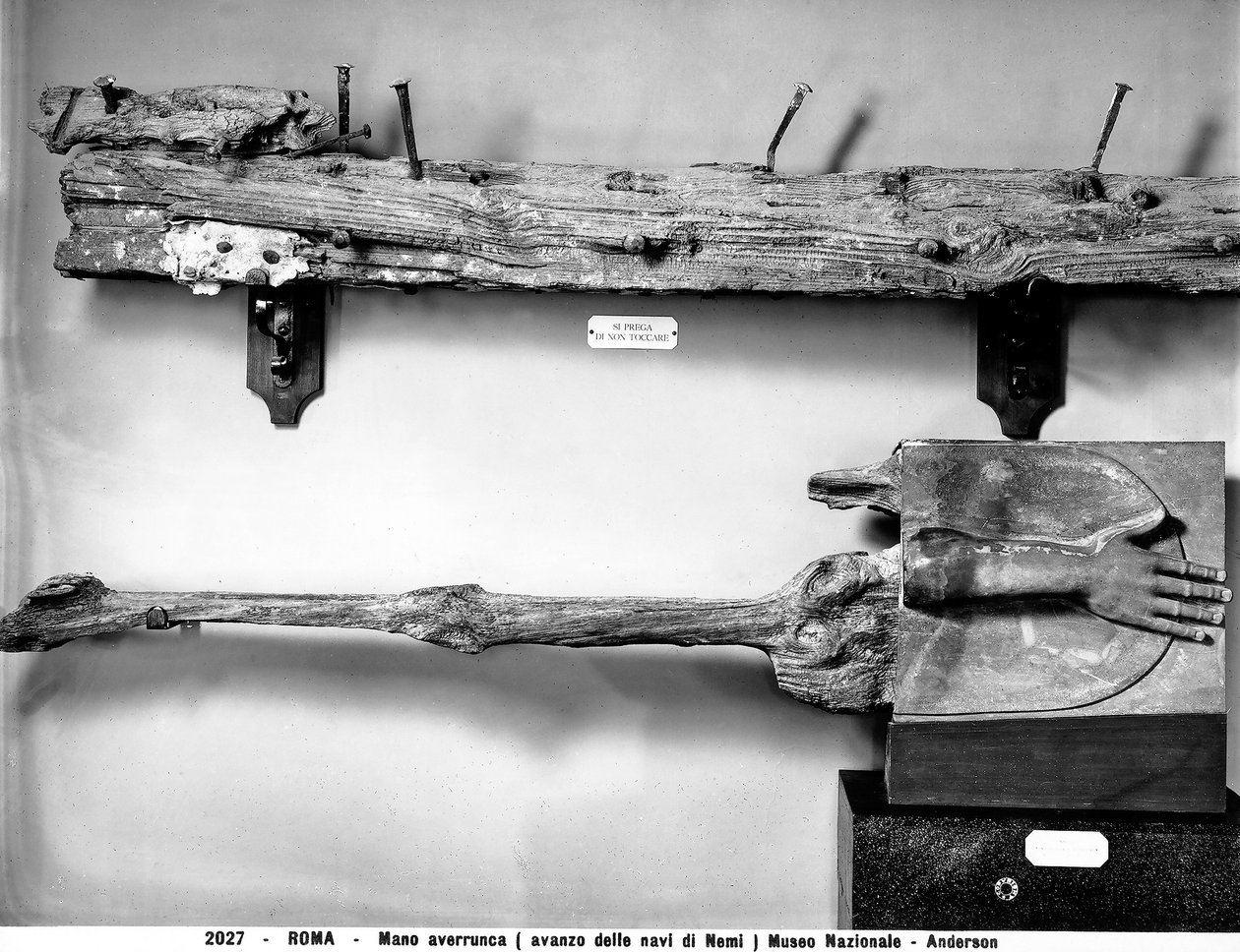 Hand av Averrunca och årfragment som hittades under utgrävningen av de romerska skeppen vid Lake Nemi av Roman