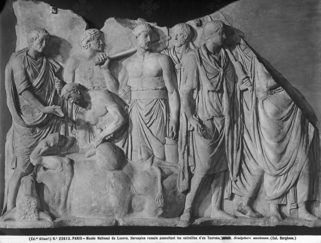 Haruspice konsulterar inälvorna i en tjur (marmor) (se 261376 och 261378) av Roman