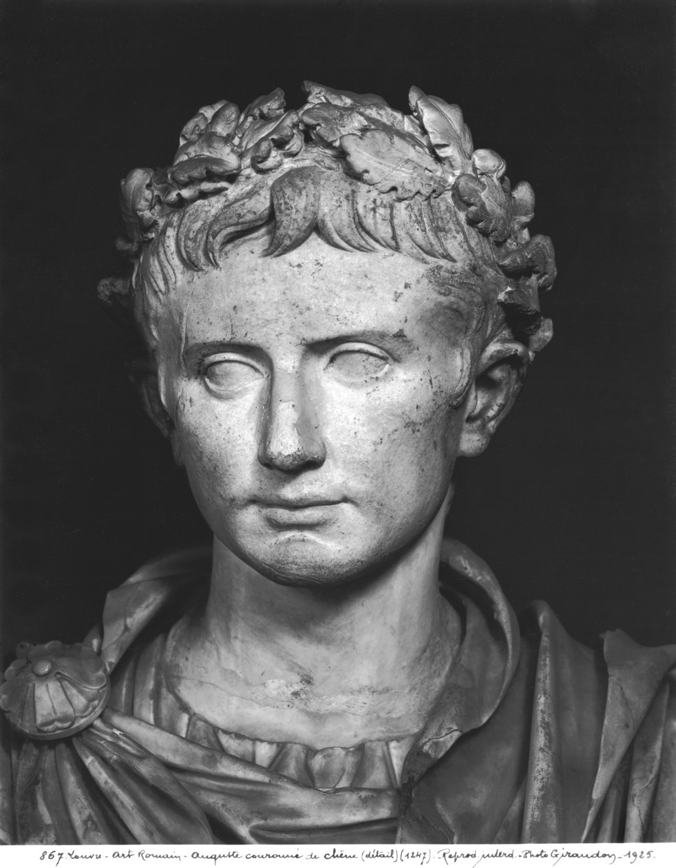 Chef för kejsar Augustus (63 f.Kr.-14 e.Kr.) krönt med en ekkrans (detalj) av Roman