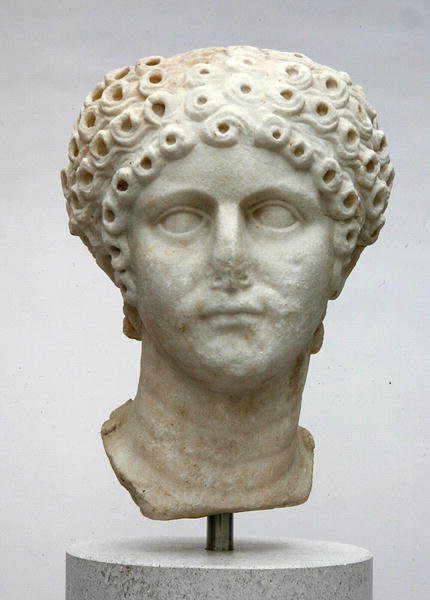 Huvudet på en kvinna, möjligen Agrippina Minor, ca 50 e.Kr. (marmor) av Roman