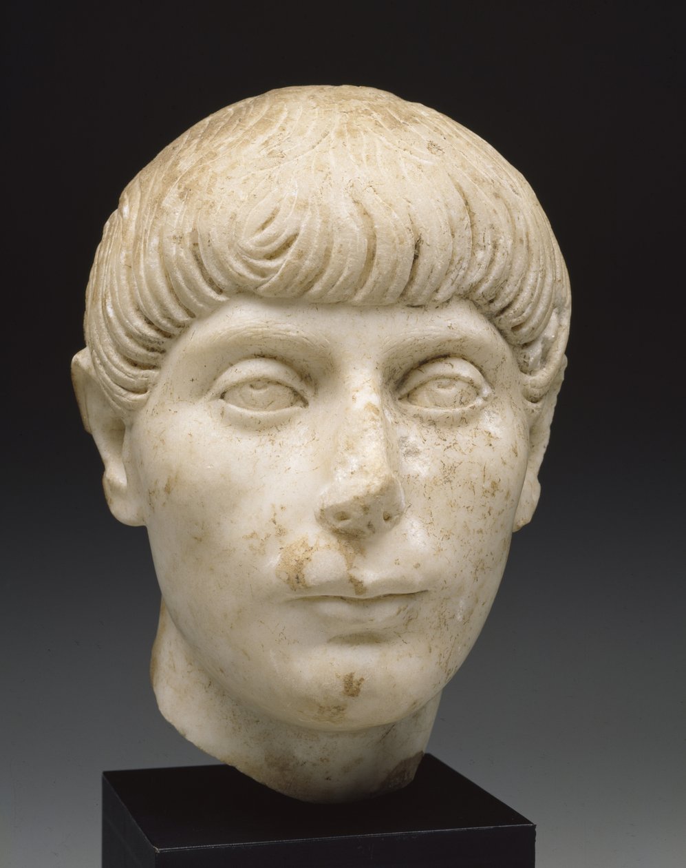Huvud av en ung man, 2:a århundradet (marmor) av Roman