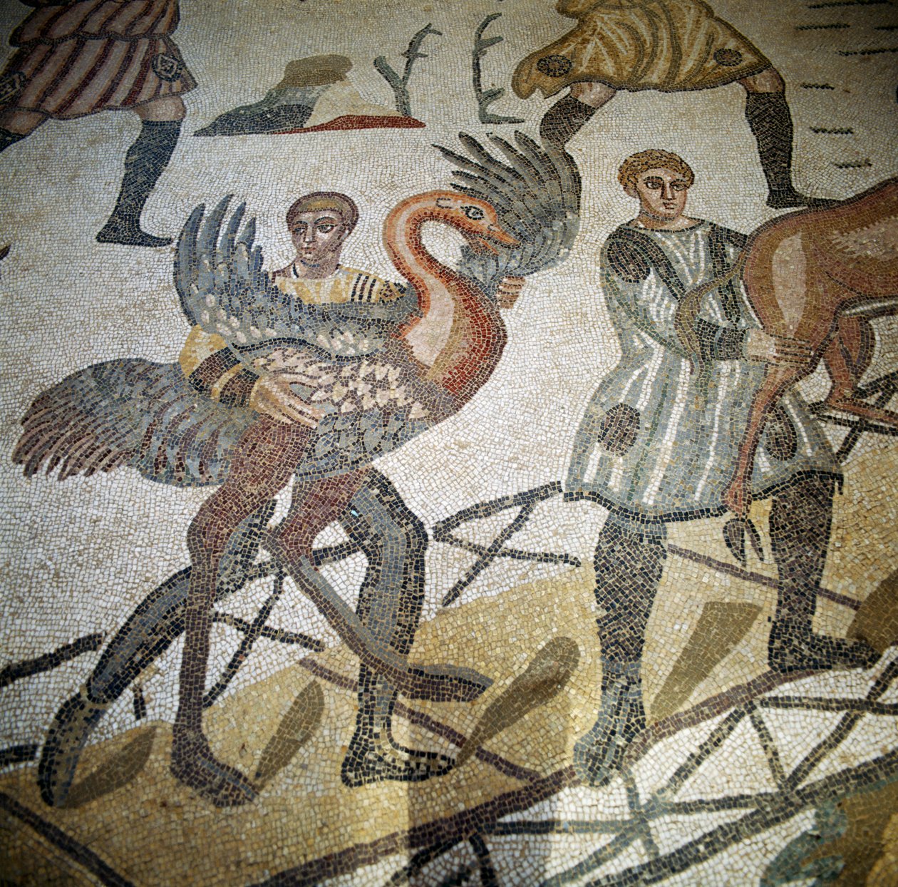 Jägare lastar struts på ett skepp, detalj från golvet i den stora jakten, Villa Romana del Casale Piazza Armerina, Sicilien (mosaik) av Roman