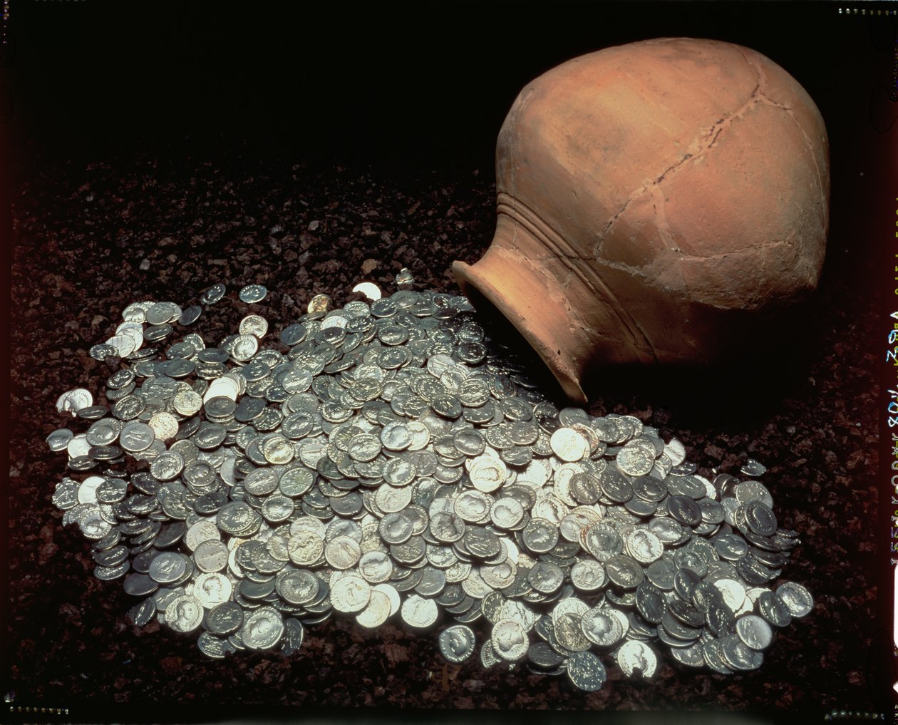 Burk som innehöll en skatt av romerska silvermynt, från Falkirk, mitten av 300-talet e.Kr av Roman