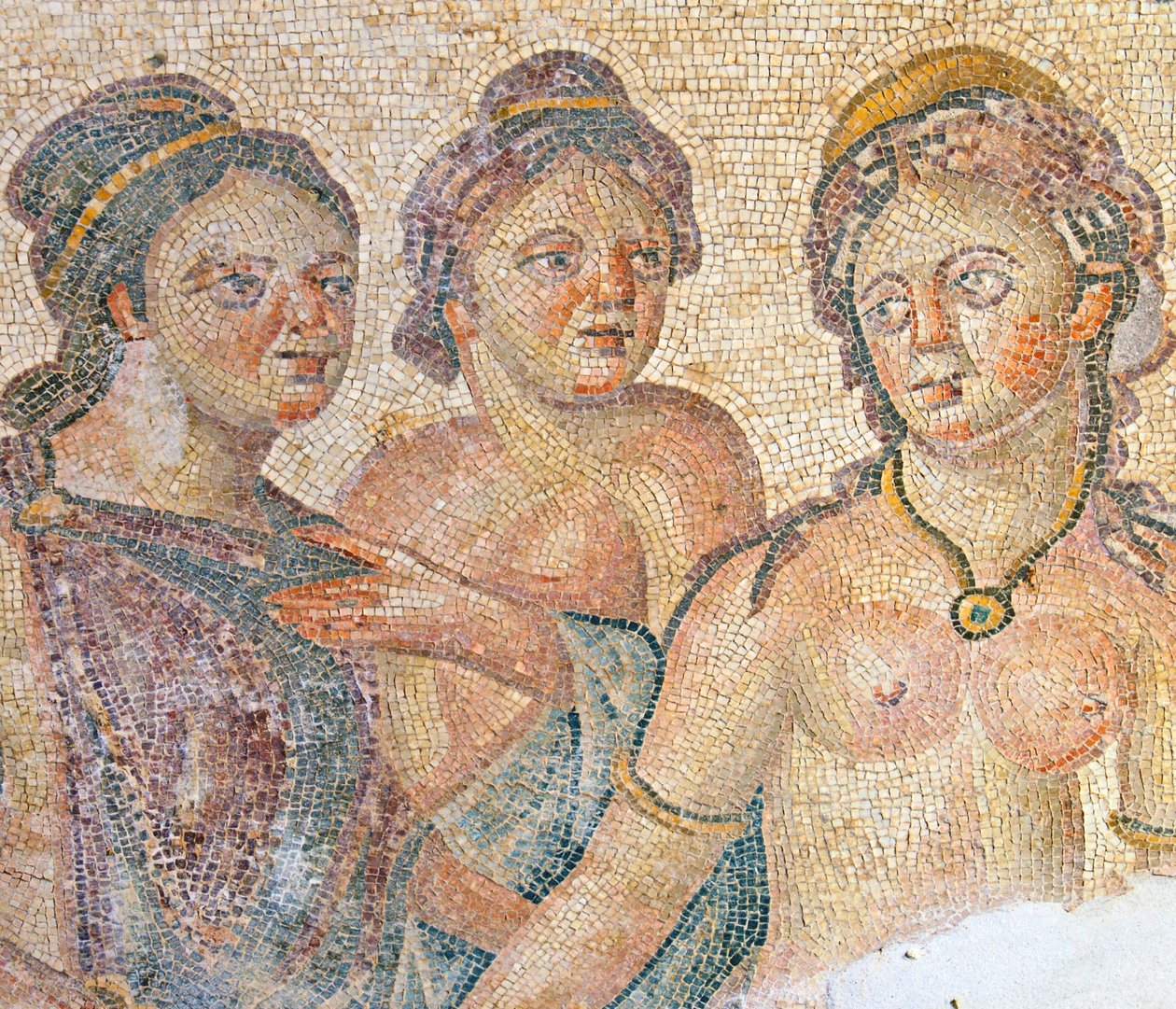 Leda och hennes tjänsteflickor, detalj från mosaiken Leda och Zeus, Aions hus, Paphos, Cypern (mosaik) av Roman